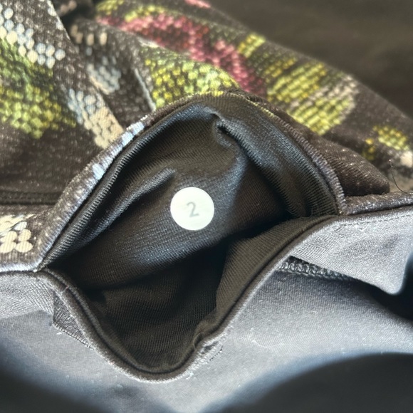 Lululemon Wunder Under *Full-On Luon
Garden Party Smooth Silver Multi/Black 2 - Picture 4 of 4